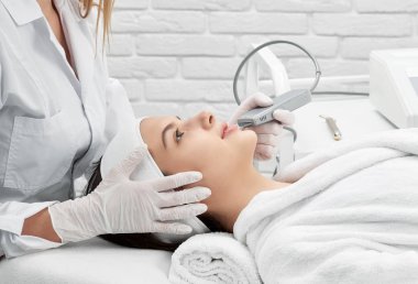 Kadın doktor kaplıcada temizlik yapıyor.