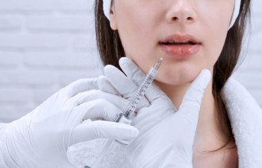 Kuaförde güzellik enjeksiyonunun ön görünümü