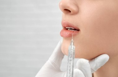 Güzellik salonunda dolgun dudaklar sürecinin yakın çekim