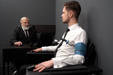 Yetenekli bir adam yalan testinde hastasına soru soruyor.