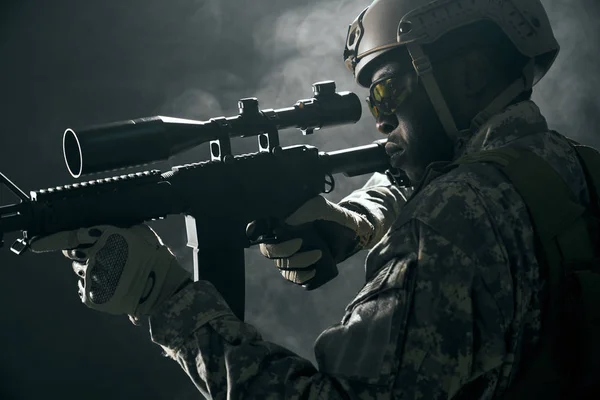 Amerikansk soldat håller koll på moderna vapen. — Stockfoto