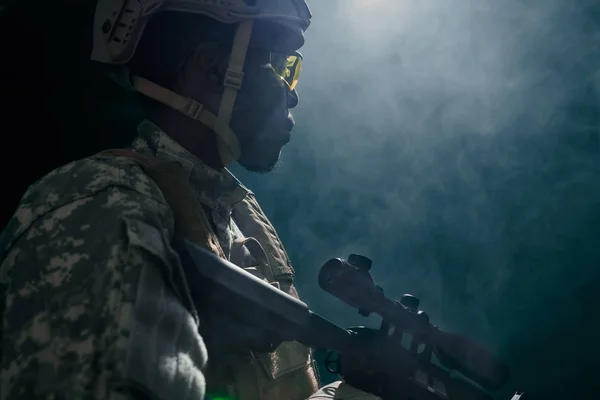 Americký voják v helmě a uniformě střelba se zbraní. — Stock fotografie