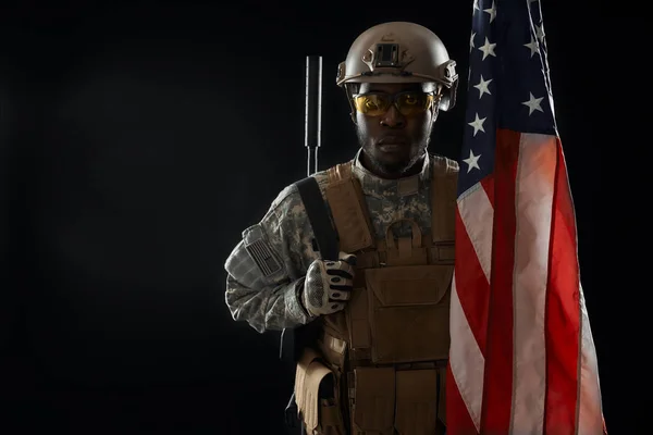 Amerikai ranger a sötétben amerikai zászlóval. — Stock Fotó