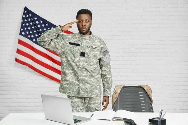Americký voják stojící na pracovišti a držící se za hlavu. — Stock fotografie