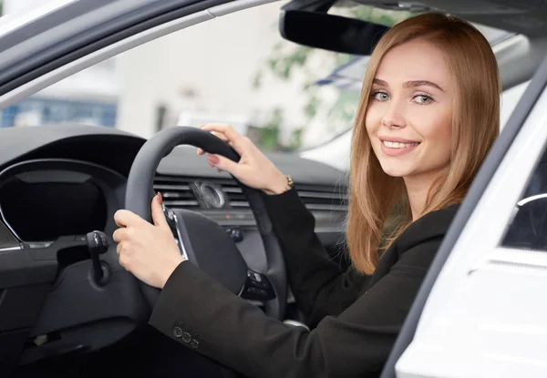 Kvinnelig kunde i bilbutikken i hvit bil – stockfoto