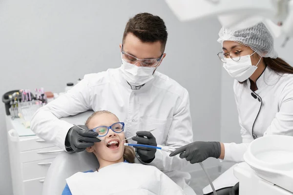 Tannbørsteprosess på klinikken – stockfoto