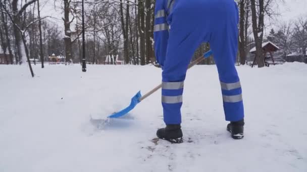 Inkognito renare ta bort snö. — Stockvideo