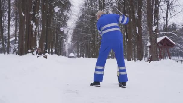 Старший уборщик убирает снег . — стоковое видео