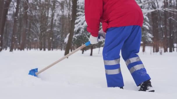 Limpiador de incógnito quitando nieve . — Vídeos de Stock