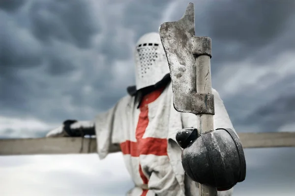 Keresztes lovag fejszével a kezében.. — Stock Fotó