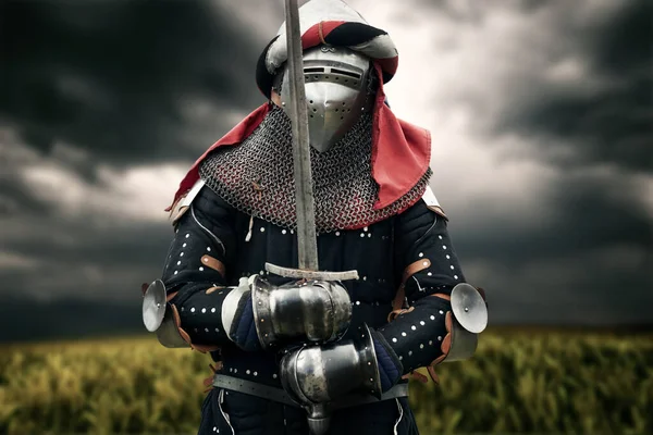 Cavaleiro medieval posando com espada . — Fotografia de Stock