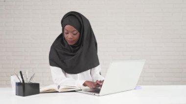 Afrikalı kadın dizüstü bilgisayarda yazarak.