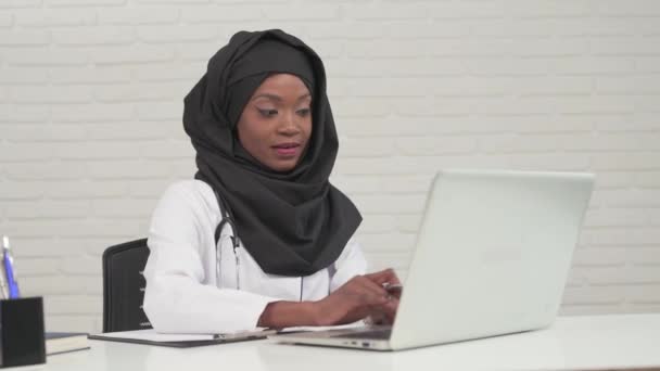 Medico femminile digitando sul computer portatile . — Video Stock