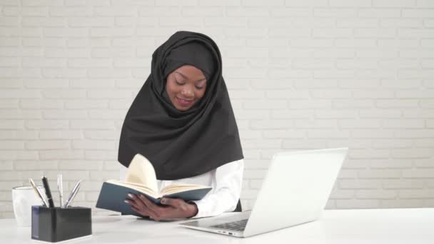 Mujer africana pasando páginas en cuaderno . — Vídeos de Stock