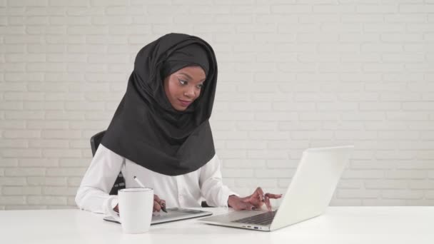 Жінка працює на цифровому планшеті і ноутбуці . — стокове відео