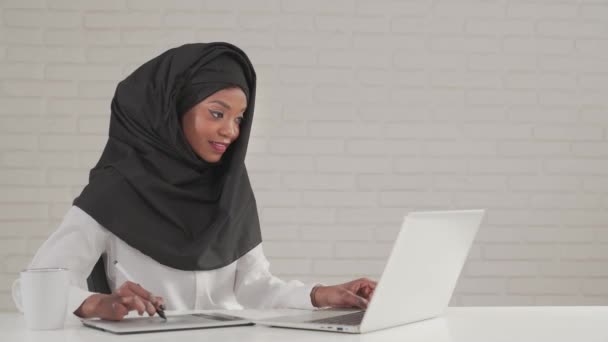 Mulher trabalhando em tablet digital e laptop . — Vídeo de Stock