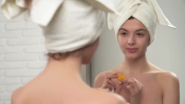 Девушка в полотенце с помощью бальзама для губ . — стоковое видео