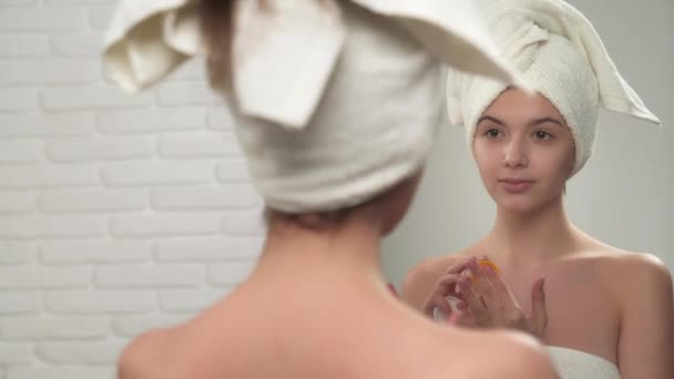 Γυναίκα σε πετσέτες βάζοντας βάλσαμο στα χείλη. — Αρχείο Βίντεο