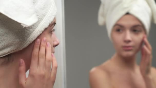 Woman in towel discovering pimple. — 비디오