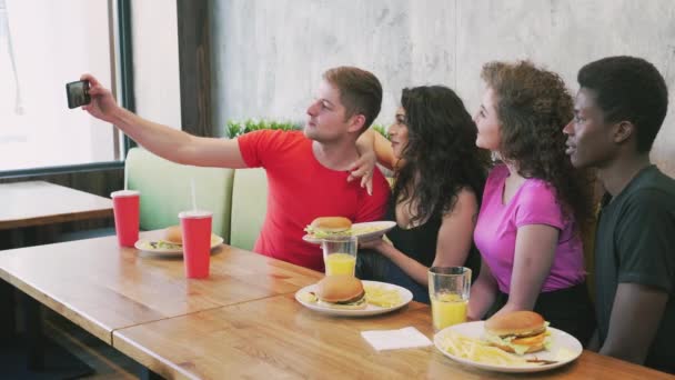 Amigos tomando selfie no café . — Vídeo de Stock