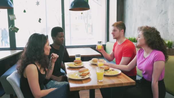 Groupe d'amis parlant au café .