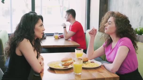 两个女性朋友在咖啡店聊天. — 图库视频影像
