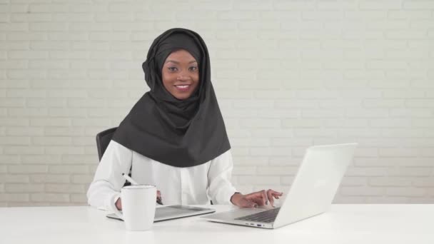Усміхнена жінка друкує на ноутбуці . — стокове відео