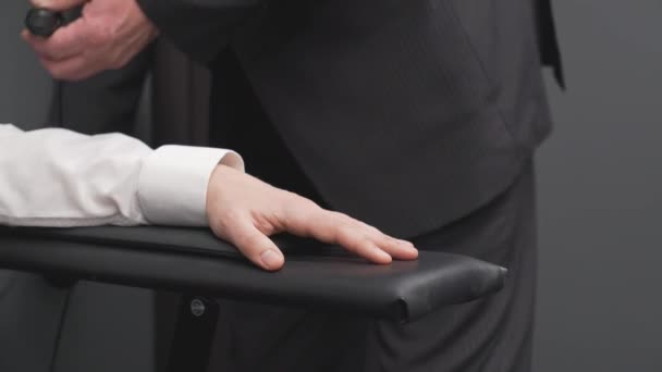 Närbild av manlig hand med fingersensor för pulsmätning — Stockvideo