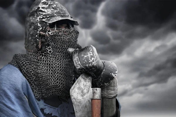 Medieval knight in chain mail holding axe. — Stock Photo, Image