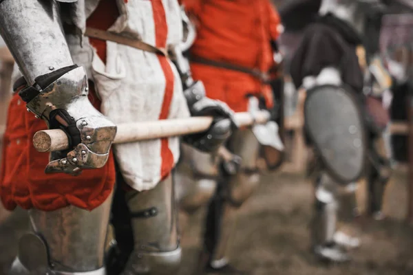 中世の騎士の腕の剣. — ストック写真