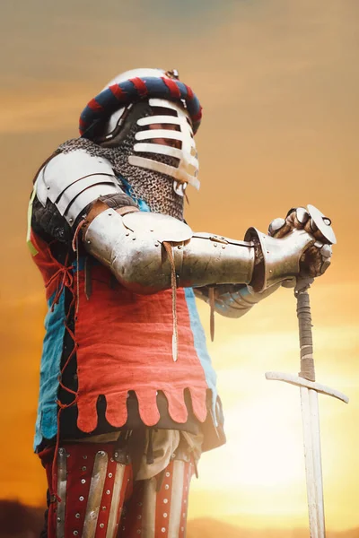 Medieval knight posing with sword. — Stock Photo, Image