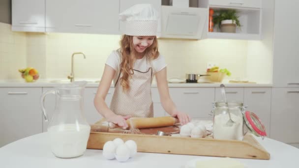 Sevimli bayan çocuk ev yapımı kurabiyeler için hamur işi yapıyor. — Stok video