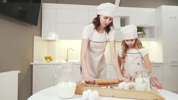 Madre e hija lanzando pastelería para galletas juntas — Vídeos de Stock