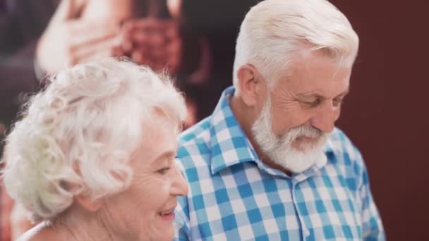 Smiling senior woman with bearded husband at jewelry store — Stock Video