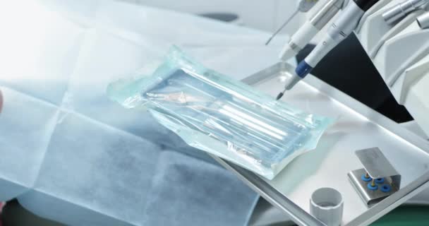 Zahnwerkzeuge nach der Desinfektion. — Stockvideo