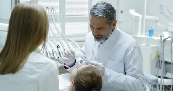 Zubař dělá vyšetření zubů. — Stock video