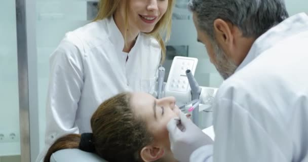 Dentista haciendo examen de dientes . — Vídeos de Stock