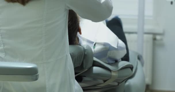 Dentista feminina usando microscópio . — Vídeo de Stock