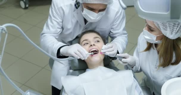 Dentista haciendo examen de dientes . — Vídeos de Stock