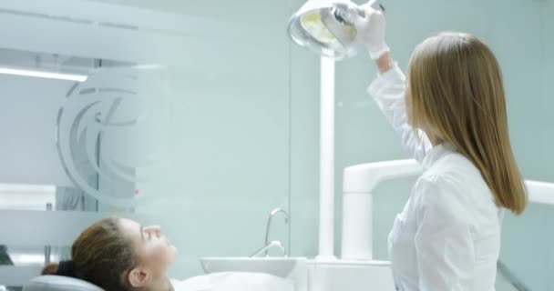 Dentista accendere la lampada prima dell'esame . — Video Stock