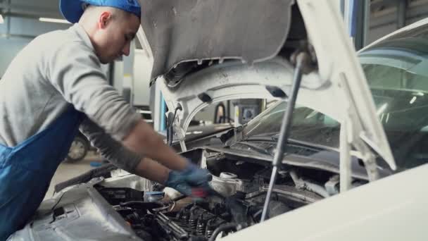 Car mechanic screwing spark plugs with spanner. — Stock Video