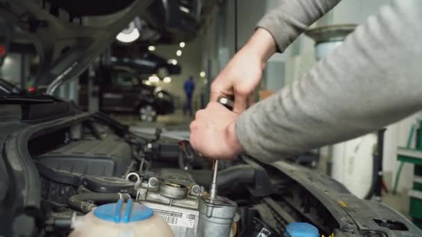 Mecánico del coche desatornillar tapa de relleno de aceite . — Vídeos de Stock