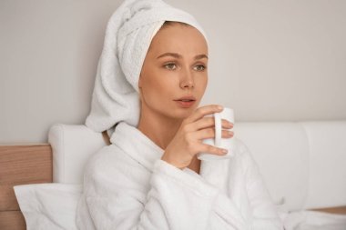 Kız yatakta kahvaltı yapıyor..