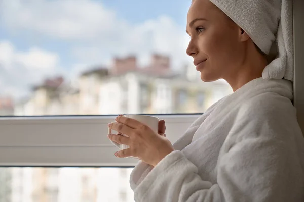 Flicka i badrock håller kopp med kaffe. — Stockfoto