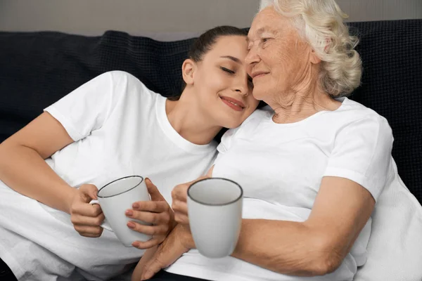 Senioren vrouw genieten van tijd met kleindochter. — Stockfoto