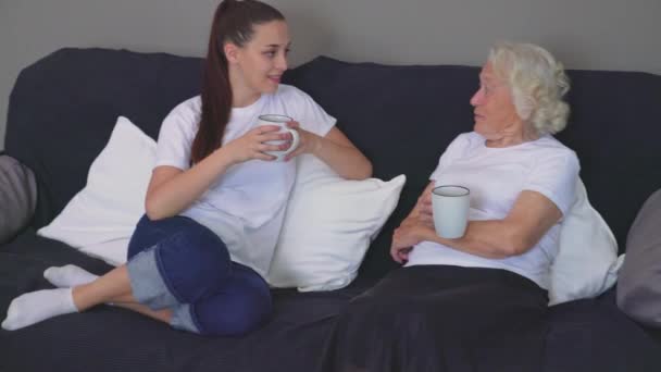 Oudere vrouw in gesprek met kleindochter. — Stockvideo