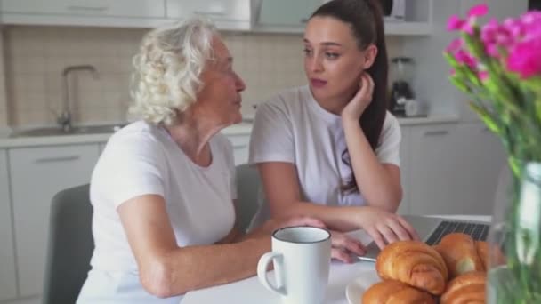 Женщина помогает бабушке с ноутбуком . — стоковое видео