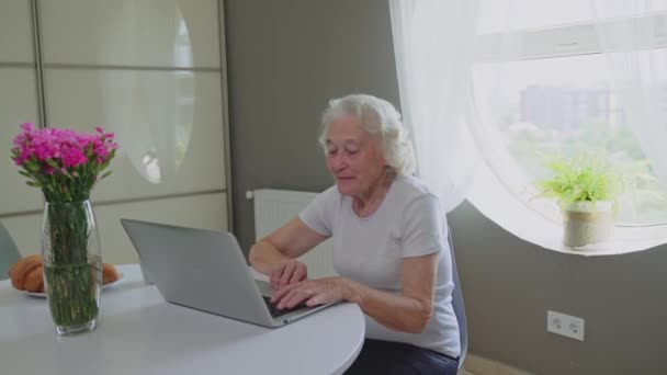 Senior vrouw met videogesprek op laptop. — Stockvideo