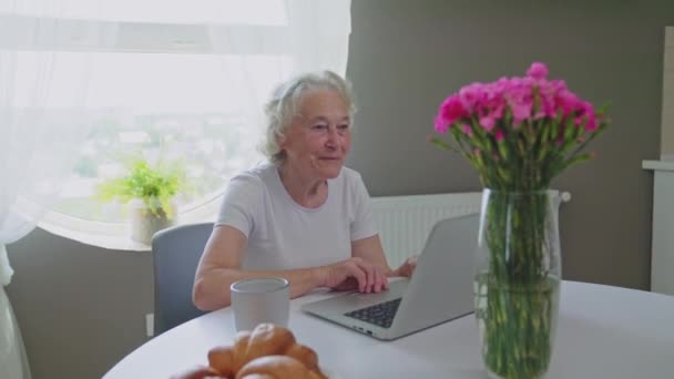 Senior vrouw met videogesprek op laptop. — Stockvideo