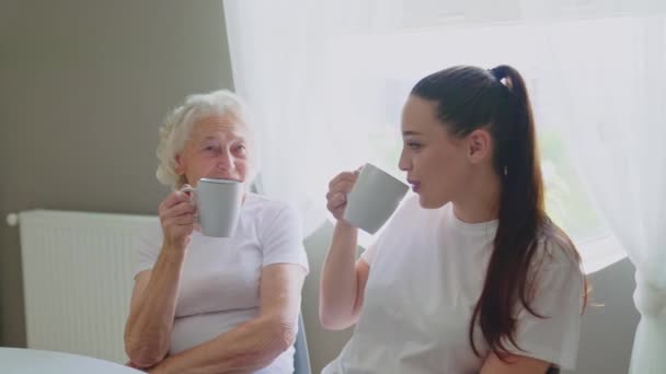 Oudere vrouw in gesprek met kleindochter. — Stockvideo